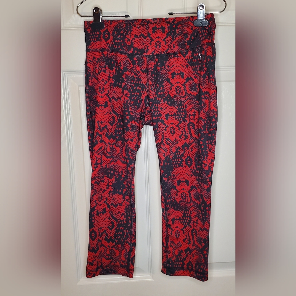 Danskin Now Fitted Drawstring Workout Capris w/DriMore Leggings Red Snakeskin